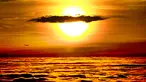 Sebuah pesawat terbang di atas awan saat matahari terbit sebelum mendarat ke bandara di Frankfurt, Jerman, (28/12). (AP Photo / Michael Probst)