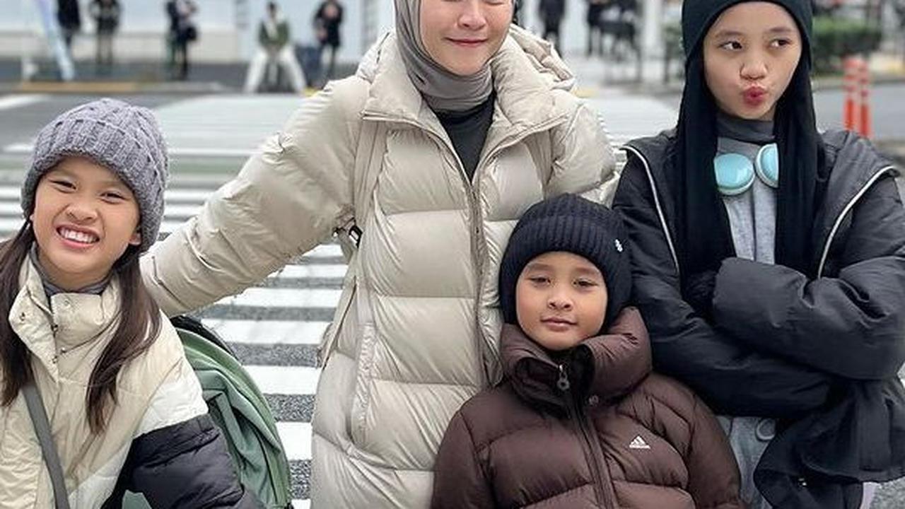 Selain Ussy Sulistiawaty, artis yang juga mempunyai anak lebih dari tiga adalah Zaskia Adya Mecca.