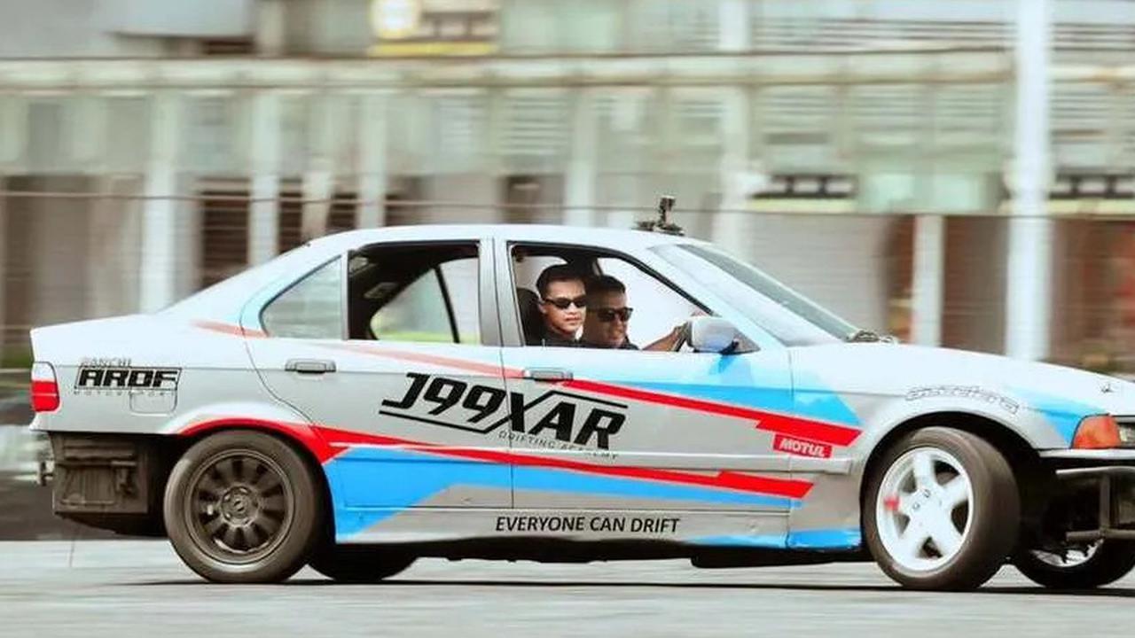Ganteng Banget Sampai Bikin Salfok, 7 Potret Arhan Pratama Latihan Drifting Bareng Pembalap Rifat Sungkar
