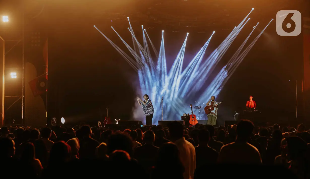 Penampilan grup band Fourtwnty dalam Festival Tamagochill di Tennis Indoor Senayan, Jakarta, Jumat (22/11/2019). Alunan musik Fourtwnty membuat suasana menjadi hangat. (Liputan6.com/Faizal Fanani)
