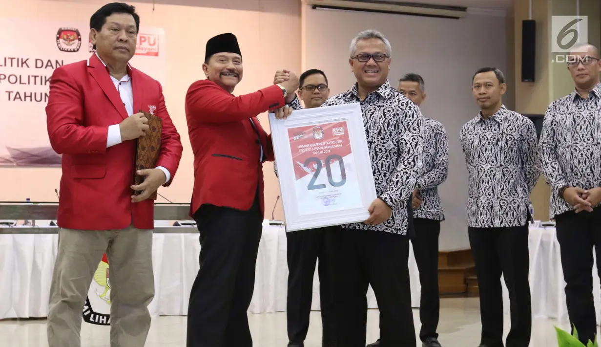 Ketua Umum PKPI, Hendropriyono (kedua kiri) berjabat tangan dengan Ketua KPU Arief Budiman saat penyerahan nomor urut urut peserta Pemilu 2019 di kantor KPU Pusat, Jumat (13/4). (Liputan6.com/Angga Yuniar)