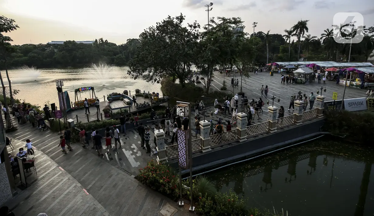 Suasana saat warga berlibur di salah satu mal di Jakarta, Sabtu (15/5/2021). Libur Lebaran dimanfaatkan sebagian warga Jakarta yang tidak dibolehkan mudik untuk berekreasi ke mal. (Liputan6.com/Johan Tallo)