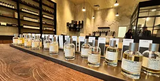 Siapa yang tak kenal dengan Le Labo? Brand produk kecantikan yang didirikan di Perancis pada tahun 2006 oleh Eddie Roschi dan Fabrice Penot ini kian tenar. Memikat banyak peminat dengan segmentasi pasar yang unik, membuat para pemburunya harus berlomba-lomba memesan di berbagai jastip beberapa tahun belakangan ini. [ Foto: Fimela.com]