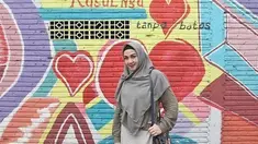 Dina Lorenza merasa bangga nama dirinya bisa diabadikan di Walk of Fame and Happiness (WOFAH) Jepara. Selain menikmati pemandangan di WOFAH, ia juga coba makanan lokal yang diklaim  bisa membuat bahagia.