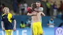 Kiper Swedia, Robin Olsen bersama rekan setim merayakan hasil imbang 0-0 di akhir pertandingan. (Foto: AP/Pool/Jose Manuel Vidal)