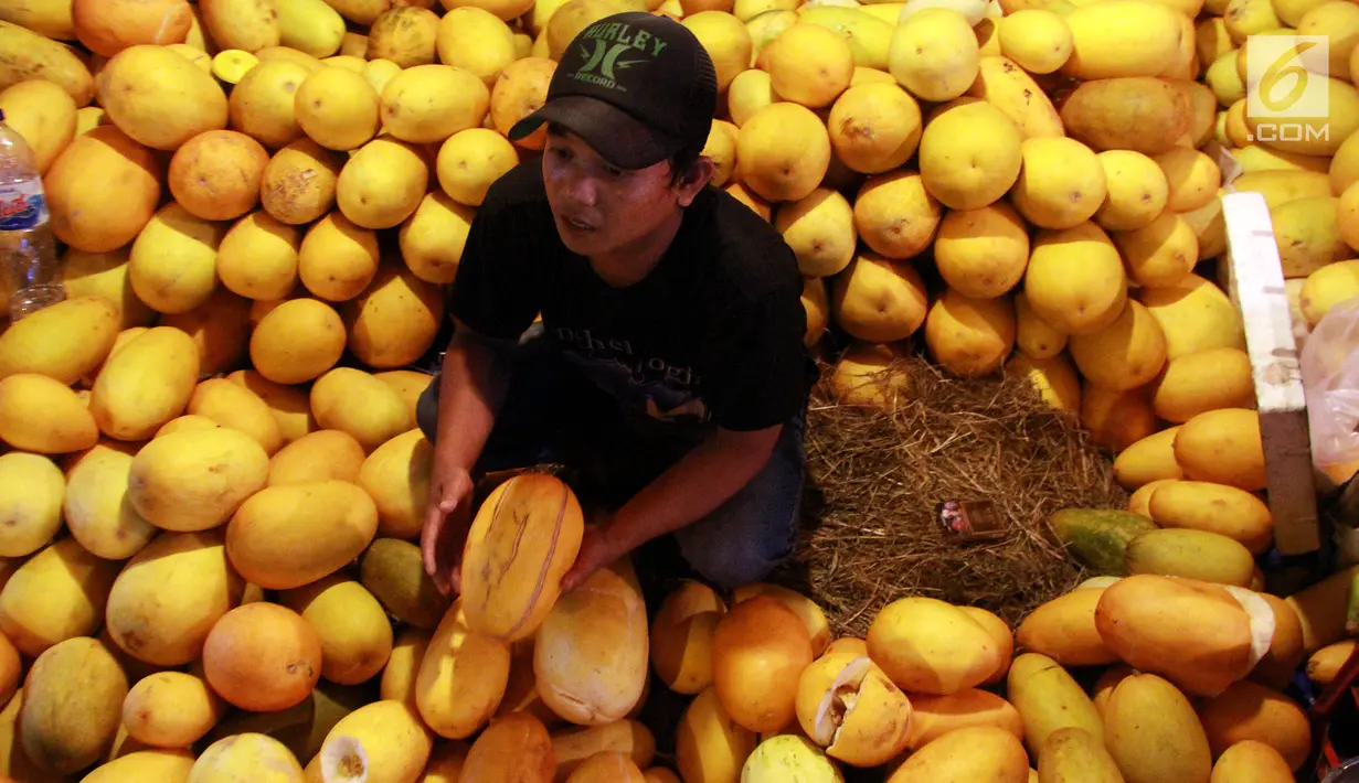 Seorang pria penjual timun suri menjaga kiosnya di Pasar Palmerah, Jakarta, Senin (29/5). Timun suri menjadi buah yang dicari warga muslim untuk dijadikan menu buka puasa. (Liputan6.com/Johan Tallo