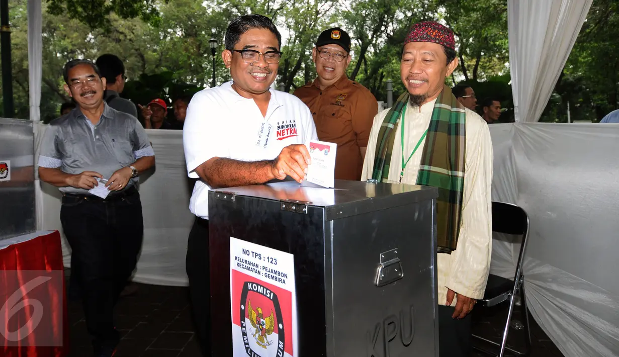 Plt Gubernur DKI Jakarta, Soni Sumarsono memasukkan surat suara dalam simulasi pemungutan dan penghitungan suara Pilkada DKI Jakarta di Taman Menteng, Sabtu (28/1). Simulasi ini dilaksanakan oleh KPUD Jakarta Pusat. (Liputan6.com/Helmi Fithriansyah)