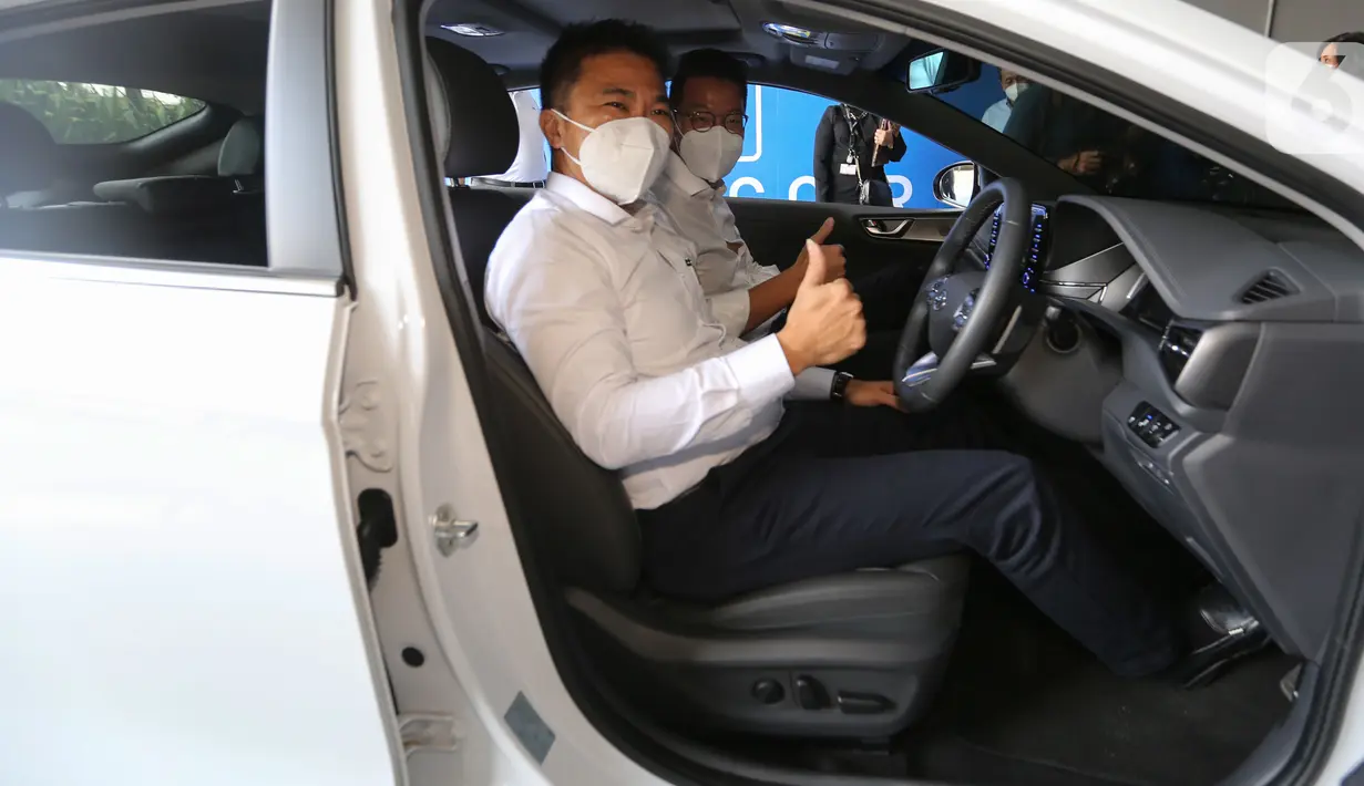 Fasilitas charging mobil listrik tidak hanya digunakan untuk mobil listrik Hyundai namun juga untuk mobil listrik dengan merek lain yang kompatibel dengan tipe CCS Type 2. Sebelas mal di bawah LMI menyediakan 1 slot parkir mobil yang berlokasi di area yang mudah diakses. (Liputan6.com/Fery Pradolo)