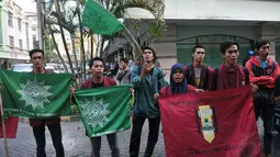 Puluhan mahasiswa memberi ultimatum terhadap Wimar Witoelar untuk meminta maaf melalui media dalam tempo 1x24 jam, Jakarta, Jumat (20/6/14). (Liputan6.com/Johan Tallo)
