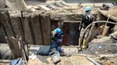 Aktivitas pekerja saat memasang pipa gas, Jakarta, Rabu (30/9/2015). PT Perusahaan Gas Negara Tbk (PGN) mengklaim siap menjadi aggregator gas atau badan penyangga gas nasional. (Liputan6.com/Faizal Fanani)