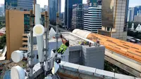 Tim jaringan XL memastikan jaringan XL Axiata siap melayani penumpang LRT jika transportasi ini telah beroperasi penuh. (Foto: Corpcomm XL Axiata)