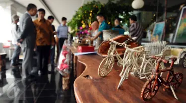 Sejumlah hasil kerajinan warga binaan dipamerkan pada Napi Craft 2015 di Kuningan, Jakarta, Senin (21/12/2015). Napi Craft 2015 memamerkan beragam hasil kreativitas warga binaan dari 12 Divisi Pemasyarakatan. (Liputan6.com/Helmi Fithriansyah)