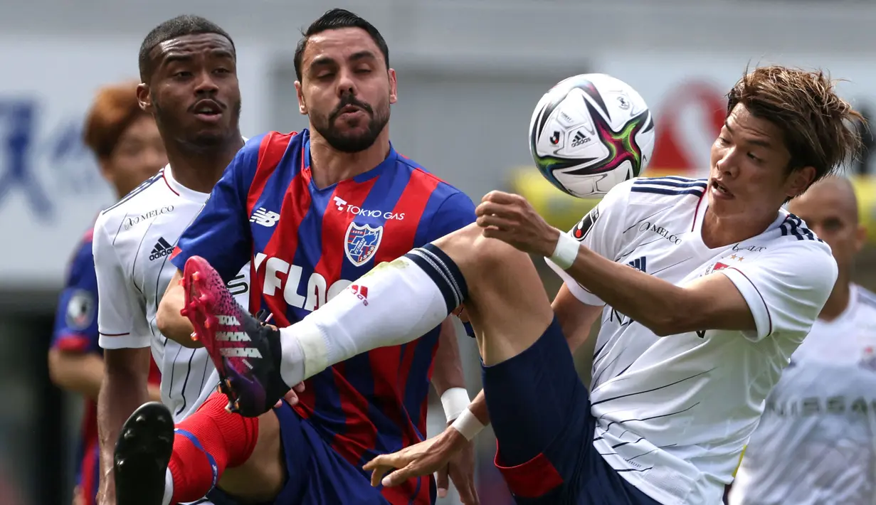 Diego Oliveira (tengah) merupakan penyerang andalan FC Tokyo. Pemain berkebangsaan Brasil tersebut sejauh ini telah mencetak 14 gol dan 1 assist dalam 28 pertandingan di J1 League 2023. Sementara itu, FC Tokyo kini berada di urutan ke-10 klasemen dengan raihan 39 poin. (AFP/Yuki Iwamura)