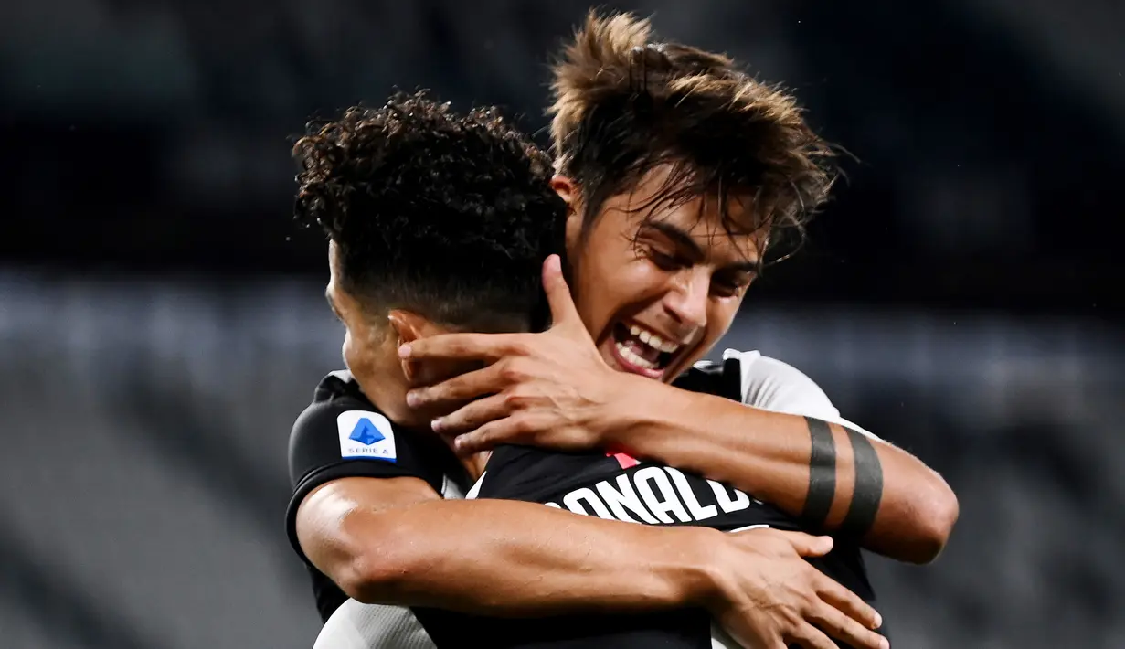 Pemain Juventus, Cristiano Ronaldo dan Paulo Dybala, merayakan gol ke gawang Lazio pada laga Serie A di Stadion Allianz, Turin, Senin (20/7/2020). Juventus menang 2-1 atas Lazio. (AFP/Marco Bertorello)