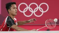 Kemenangan perdana Anthony Ginting membuatnya berhasil menempati urutan puncak klasemen Grup J bulu tangkis tunggal putra pada Olimpiade 2020. Selain itu juga memperpanjang catatan bagus bulu tangkis Indonesia di Olimpiade edisi kali ini.(Foto: AP/Dita Alangkara)