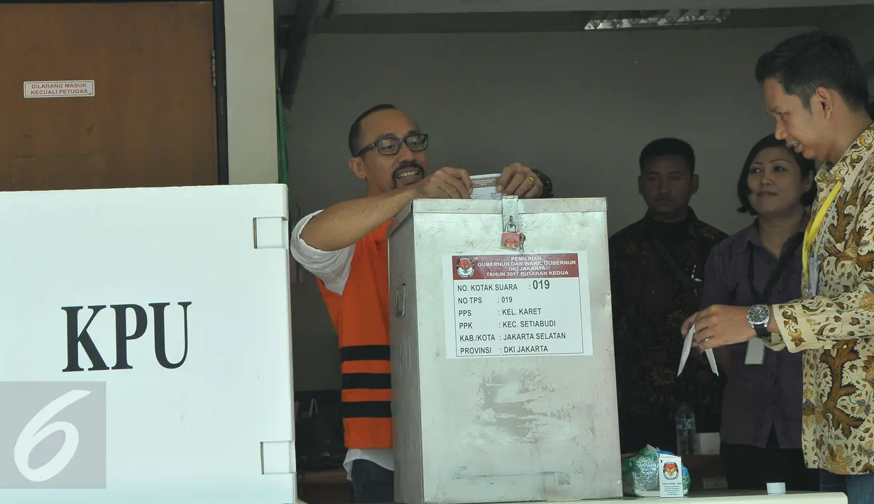 Tersangka kasus dugaan suap proyek pembangunan jalan KemenPUPR, Andi Taufan Tiro menyalurkan hak suaranya di TPS 19, rutan Gedung KPK, Jakarta, Rabu (19/4). Delapan orang tahanan KPK mengikuti pilkada DKI Jakarta putaran kedua. (Liputan6.com/Helmi Afandi)