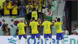 Mereka kembali berjoget bersama saat Neymar berhasil menggandakan keunggulan pada menit ke-13 lewat eksekusi tendangan penalti. Kali ini Vinicius di sebelah kanan Raphinha. Koreografi yang mereka bawakan juga tampak berbeda dengan sebelumnya. (AP/Martin Meissner)