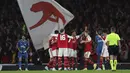 Pemain Arsenal merayakan gol yang dicetak gelandang Granit Xhaka ke gawang PSV Eindhoven selama pertandingan lanjutan Liga Europa di stadion Emirates di London, Kamis, 20 Oktober 2022. Gol tunggal Xhaka mengantarkan Arsenal menang atas PSV 1-0. (AP Photo/Ian Walton)