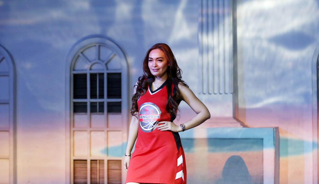 Seorang model mengenakan jersey tim peserta IBL saat launching di Empirica SCBD, Kawasan Terpadu Sudirman, Jakarta, Kamis (19/11/2015). (Bola.com/Nicklas Hanoatubun)