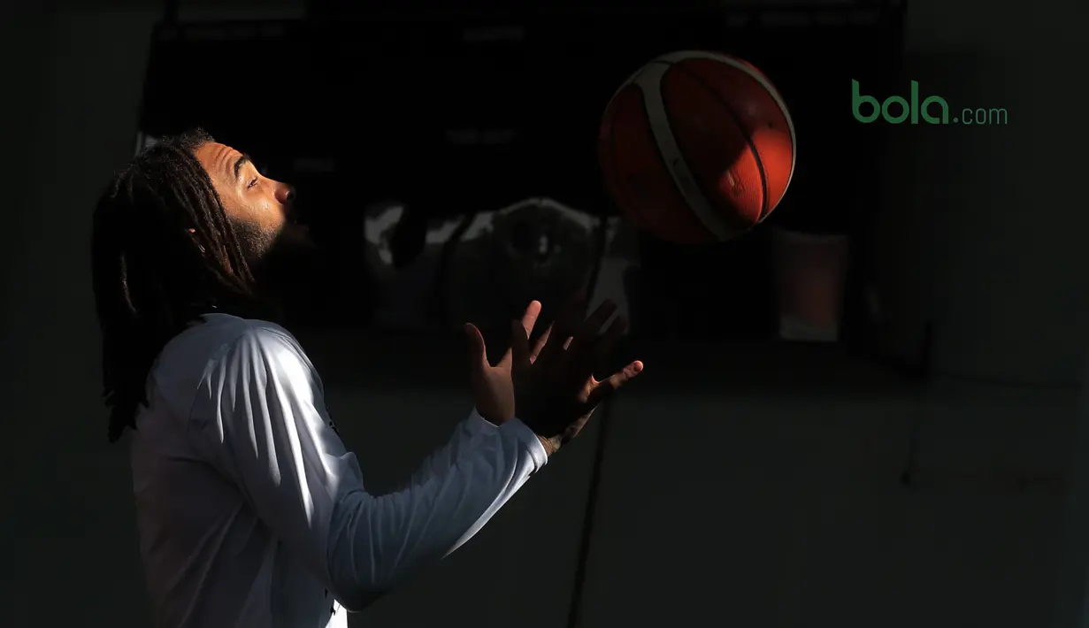 Pemain Asing Pelita Jaya saat berlatih di Istana Kana, Jakarta, (13/04/2018). Pelita Jaya akan melawan Satria Muda pada laga final IBL 19, 21, dan 22 april 2018. (Bola.com/Nick Hanoatubun)