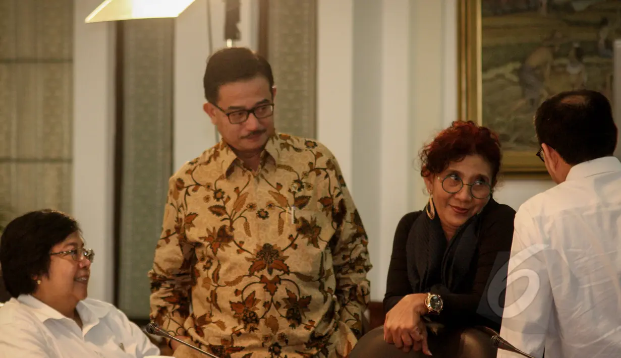 Menteri Kehutanan dan LH Siti Nurbaya (kiri) berbincang dengan Menteri Agraria dan Tata Ruang, Ferry Mursyidan Baldan serta Menteri  Susi Pudjiastuti sebelum sidang kabinet paripurna di kantor Presiden, Jakarta, Selasa (19/5). (Liputan6.com/Faizal Fanani)