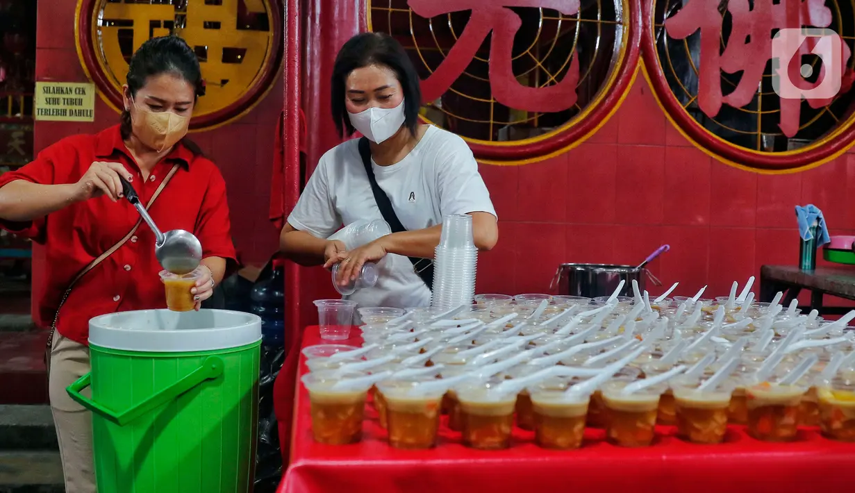 Hidangan berbuka yang disajikan berupa makanan dan minuman. (Liputan6.com/Angga Yuniar)