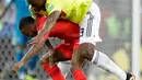 Pemain timnas Inggris, Raheem Sterling berebut bola dengan bek Kolombia, Yerry Mina pada babak 16 besar Piala Dunia 2018 di Stadion Spartak, Selasa (3/7). Sterling menjadi bahan pembicaraan setelah tertangkap kamera menggendong Mina (AP/Matthias Schrader)