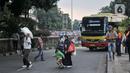 Sejumlah pemudik terus berdatangan dari berbagai kota di Jawa Barat, Tengah, Timur, dan Sumatera di Terminal Kampung Rambutan pada puncak arus balik gelombang kedua Lebaran Idul Fitri 1444 Hijriah. (merdeka.com/Iqbal S Nugroho)