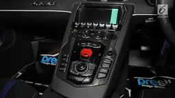Penampakan interior Lamborghini Aventador SVJ saat dipamerkan di ajang Indonesia International Motor Show (IIMS) 2019, Jiexpo Kemayoran, Jakarta, Minggu (28/4/2019). Kabin Aventador SVJ dilengkapi dengan tombol mode berkendara yang terdiri dari Strada, Sport dan Corsa. (merdeka.com/Iqbal Nugroho)