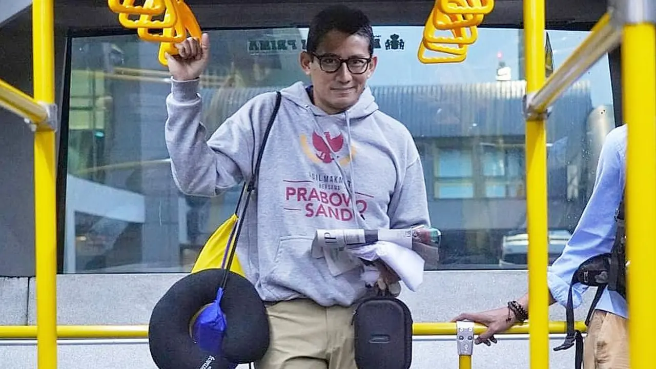 Mengintip Gaya Kasual Sandiaga Uno Saat Memakai Hoodie