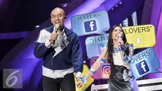 Rizky Firdaus Wijaksana, yang biasa disapa Uus, tampil berduet bersama Prilly Latuconsina saat mengisi acara di Indonesia Social Media Awards (2K16), Jakarta, Selasa (1/11). (Liputan6.com/Yoppy Renato)