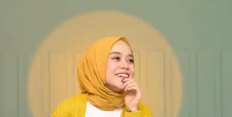 Ide busana daily look yang fresh, bisa sontek OOTD serba kuning ala Lesti Kejora satu ini. Padukan cardigan rajut dengan celana kulot, t-shirt, dan hijab warna kuning yang senada. Chic ! (Instagram/lestykejora).