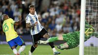 Gelandang Argentina Enzo Fernandez merayakan gol kedua timnya selama pertandingan kualifikasi Piala Dunia FIFA 2026 Amerika Selatan antara Argentina dan Brasil di stadion Mas Monumental di provinsi Buenos Aires, pada 25 Maret 2025.Luis ROBAYO / AFP