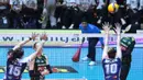 Tuan rumah Gresik Phonska mengawali laga dengan baik. Meskipun begitu, mereka kali ini tak langsung menang telak seperti laga-laga sebelumnya dengan skor telak 3-0 atau 3-1. (Dok. PBVSI)