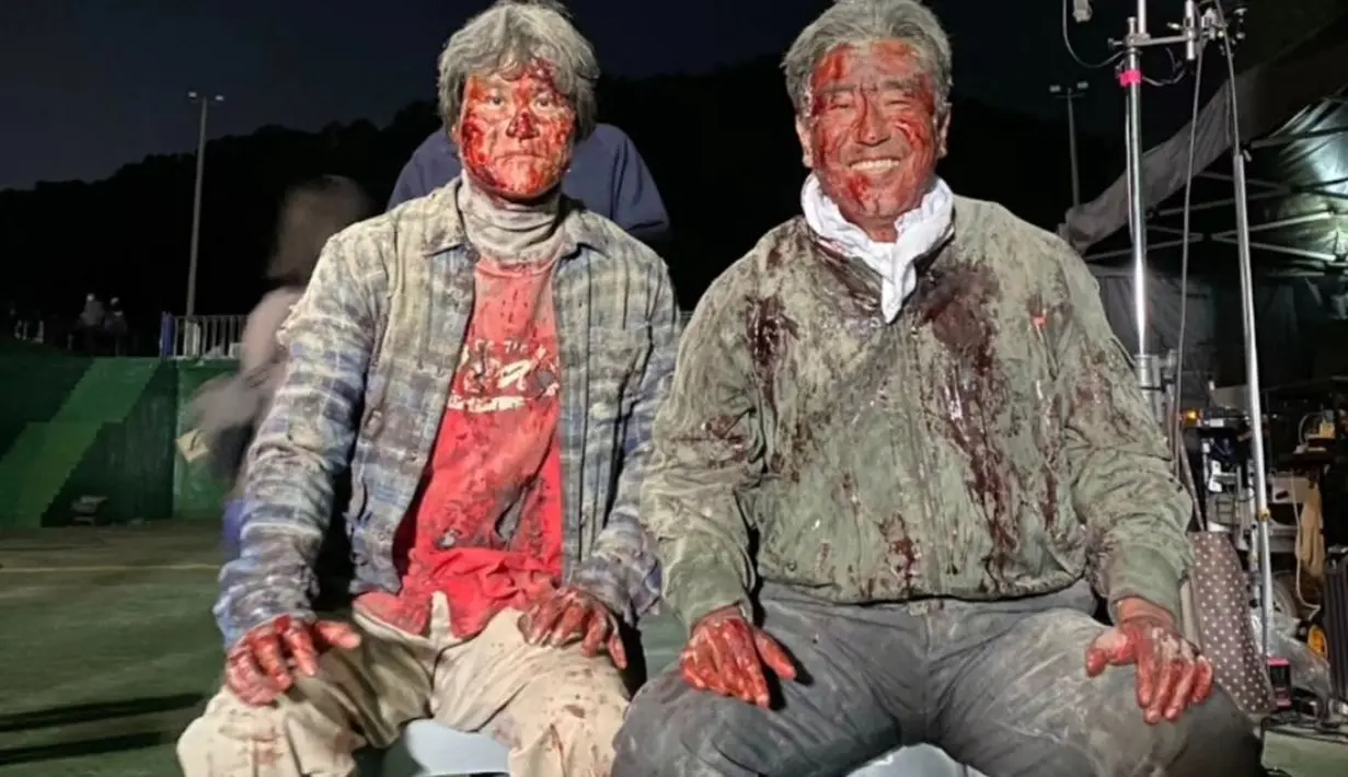 Ryu Seung Ryong bersama sahabatnya, Lee Sung Kyun. Keduanya sedang duduk santai, istirahat sejenak setelah melakukan adegan aksi menaklukkan agen Korea Utara. (Foto: Instagram/ ryuseungryong_)