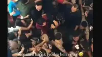 Viral Video Lyodra Dikerubungi Fans di Mal Hingga Susah Jalan, Ayahnya Malah Asyik di Toko Emas.&nbsp; foto: Twitter&nbsp;@Bundanyalyly