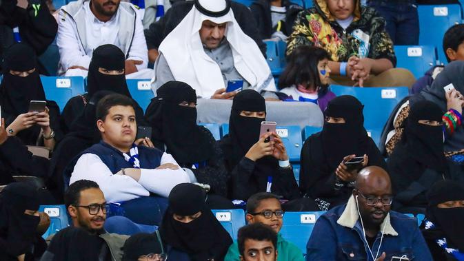 Pendukung wanita Al-Hilal Saudi menghadiri pertandingan sepak bola tim mereka melawan Al-Ittihad di Liga Pro Saudi di Stadion Internasional King Fahd di Riyadh pada 13 Januari 2018. (AFP / Ali Al-arifi)