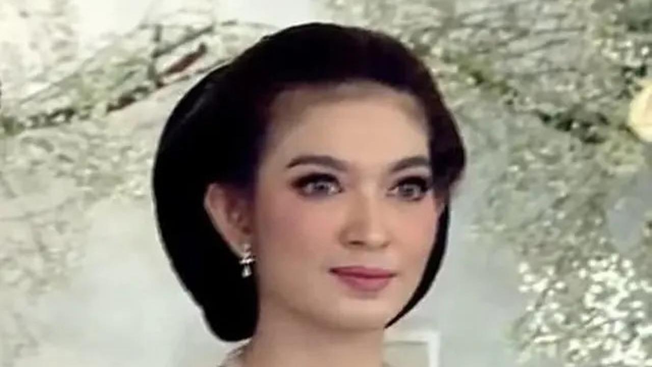 Selvi Ananda terlihat anggun pada momen pernikahan Kaesang Pangarep.