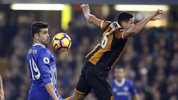 Aksi pemain Chelsea, Diego Costa (kiri) saat berebut bola dengan pemain Hull City, Curtis Davies pada lanjutan Premier League di Stamford Bridge stadium, London, (22/1/2017). Chelsea menang 2-0.  (AP/Frank Augstein)