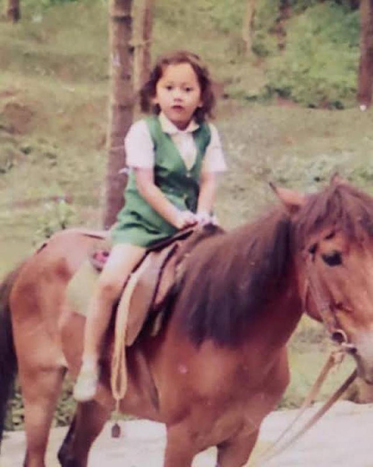 7 Potret Lawas Aura Kasih yang Cantik Sejak Dulu, Saat TK Mirip Arabella