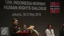 Menlu RI Retno Marsudi memberikan paparan saat Dialog HAM antara RI dan Norwegia di Jakarta, (30/5). Dalam dialog tersebut mendorong kedua belah pihak untuk meningkatkan kerja sama dalam HAM dan REDD+ serta perubahan iklim. (Liputan6.com/Faizal Fanani)