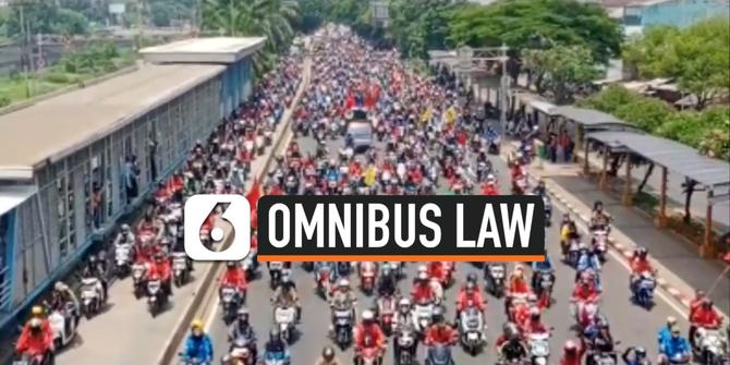 VIDEO: Rekaman Konvoi Ratusan Buruh Lintasi Jalan Daan Mogot Menuju Istana