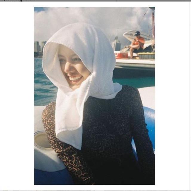 Unggah Foto di Kapal, Warganet Heboh Lisa Blackpink Pakai Hijab?