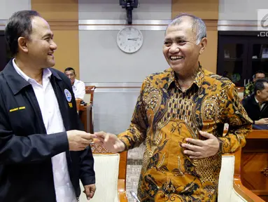 Ketua KPK Agus Rahardjo (kanan) berbincang dengan Ketua BNN Heru Winarko saat mengikuti rapat bersama Komisi III DPR di Kompleks Parlemen, Jakarta, Rabu (12/6/2019). Rapat tersebut membahas Rencana Kerja dan Anggaran (RKA) K/L Tahun Anggaran 2020. (Liputan6.com/JohanTallo)