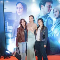 Dengan tube dress nuansa pastel, Wulan Guritno hadirkan pesona glamor yang menjanjikan. [Foto: Instagram/ Wulan Guritno]