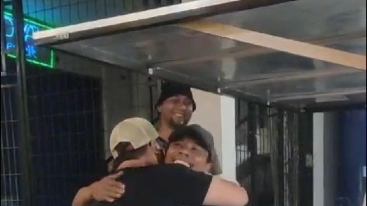 Keduanya pun langsung berpelukan karena hampir 7 tahun lebih tak bertemu.