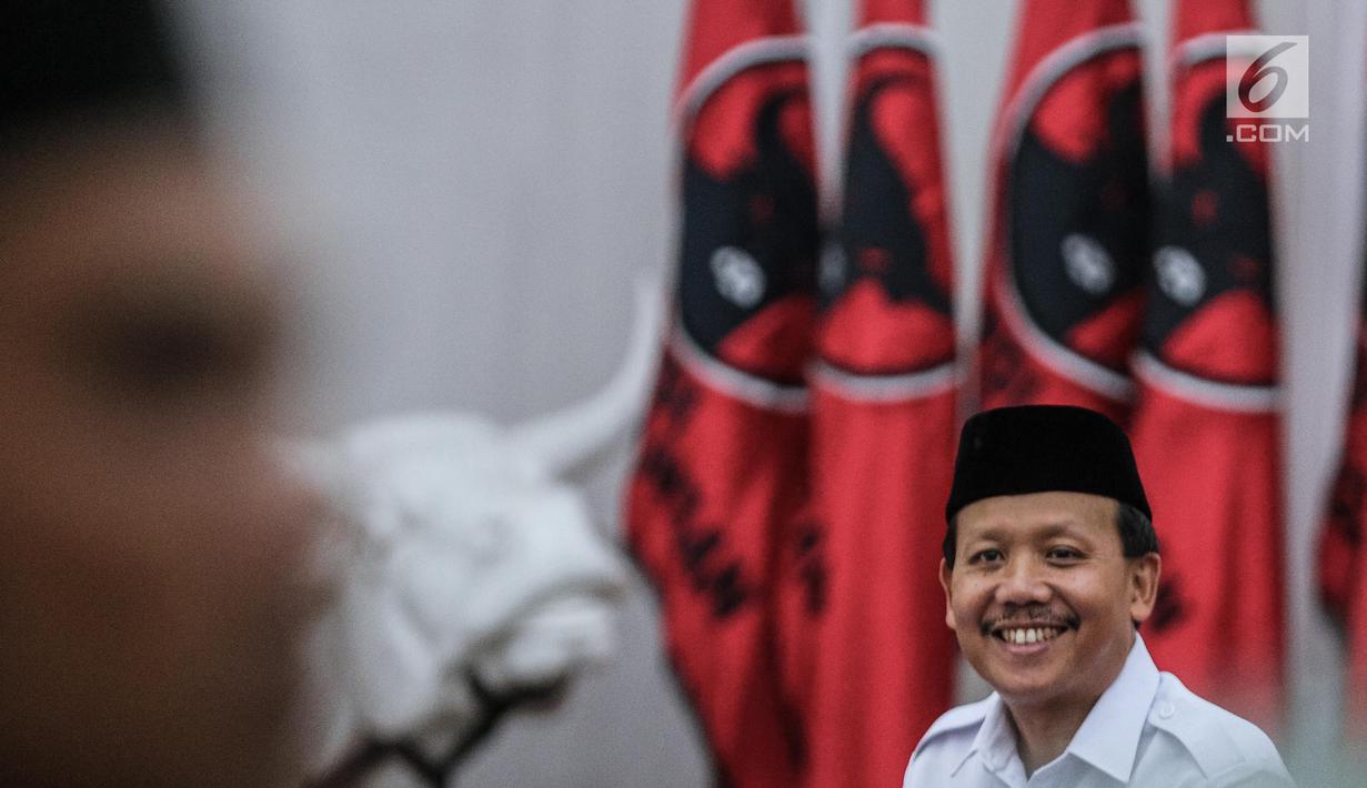 Sekda Jabar, Iwa Karniwa saat di kantor DPP PDIP, Jakarta, Jumat (7/7). Iwa mendaftarkan diri sebagai Cagub Jabar untuk Pilkada 2018 melalui PDIP dengan didampingi sekitar 50 massa pendukung dari elemen se Jawa Barat. (Liputan6.com/Faizal Fanani)