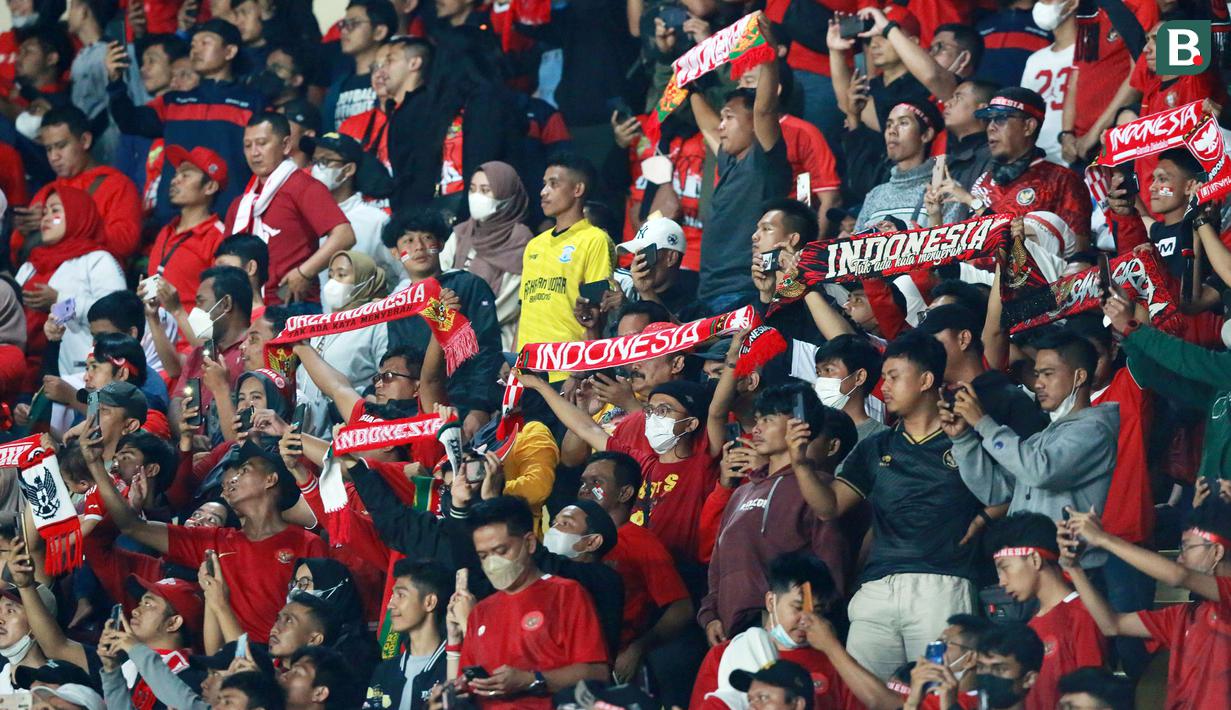 Suporter Timnas Indonesia memberikan dukungan kepada skuat Garuda saat laga uji coba internasional yang bertajuk FIFA Match Day antara Indonesia melawan Bangladesh di Stadion Si Jalak Harupat, Bandung, Rabu (01/06/2022). Pertandingan berakhir dengan skor kacamata. (Bola.com/M Iqbal Ichsan)