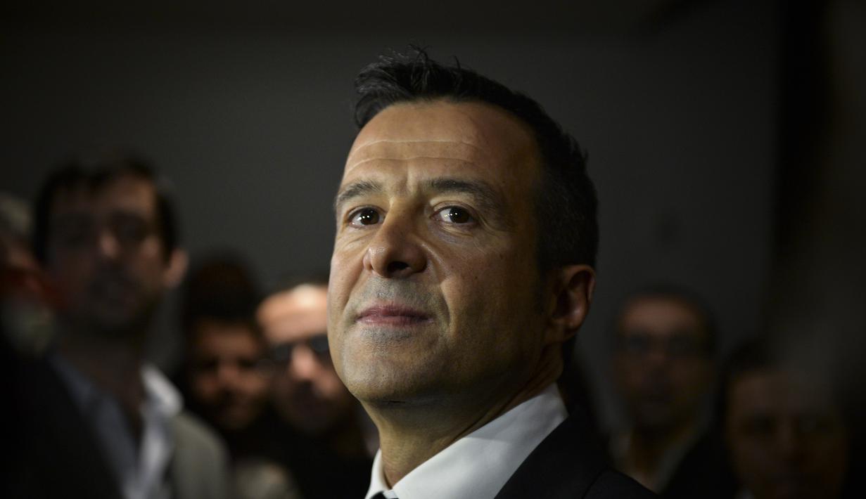 1. Jorge Mendez - Saat awal mengurusi kepindahan Jose Mourinho ke Chelsea. Sejak saat itu karier Jorge Mendez langsung menanjak. Banyak klien nya yang berbondong datang ke Stamford Bridge. (AFP/Jack Taylor)