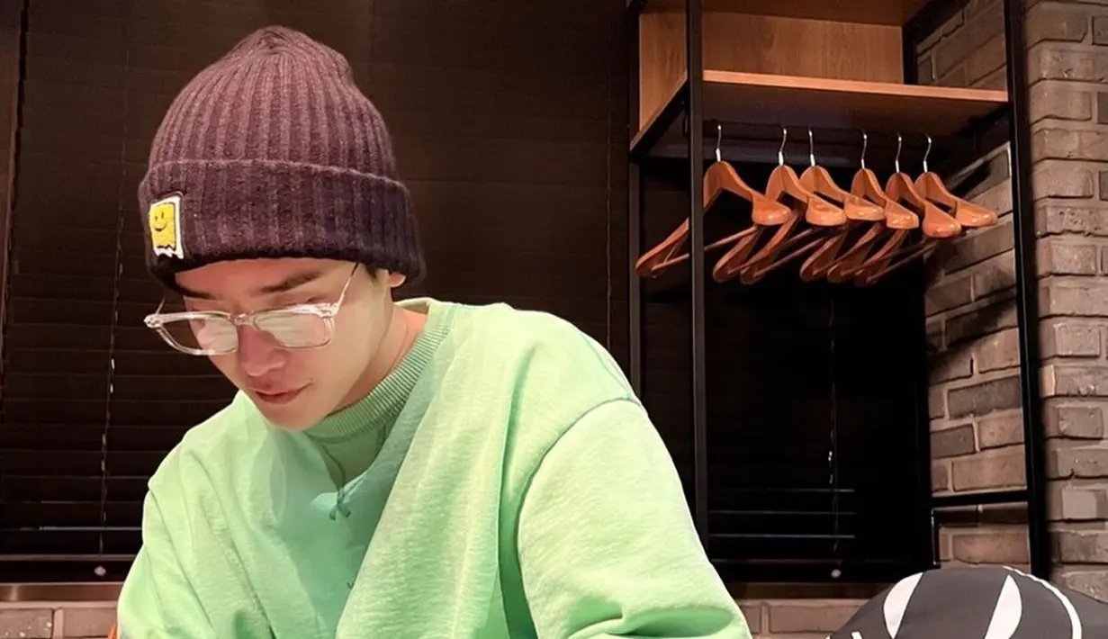 Tampil dengan hoodie warna hijau dan kupluk berwarna cokelat, penampilan Lee Jong Suk ini membuatnya tampak keren sekaligus gemas. Kacamata bening yang dikenakannya mendukung penampilannya jadi makin menarik. Meski foto candid sekalipun, tak mengurangi pesona lawan main Yoona SNSD di drakor Big Mouth ini. (Liputan6.com/IG/@jongsuk0206)